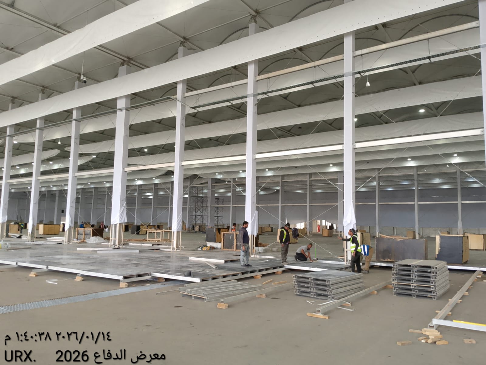 تركيب أرضيات الخيم داخل قاعات المعرض