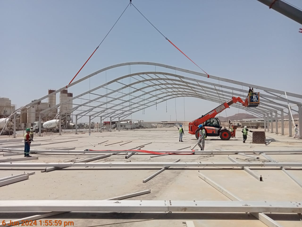 رفع عناصر الهيكل وتثبيتها في الموقع