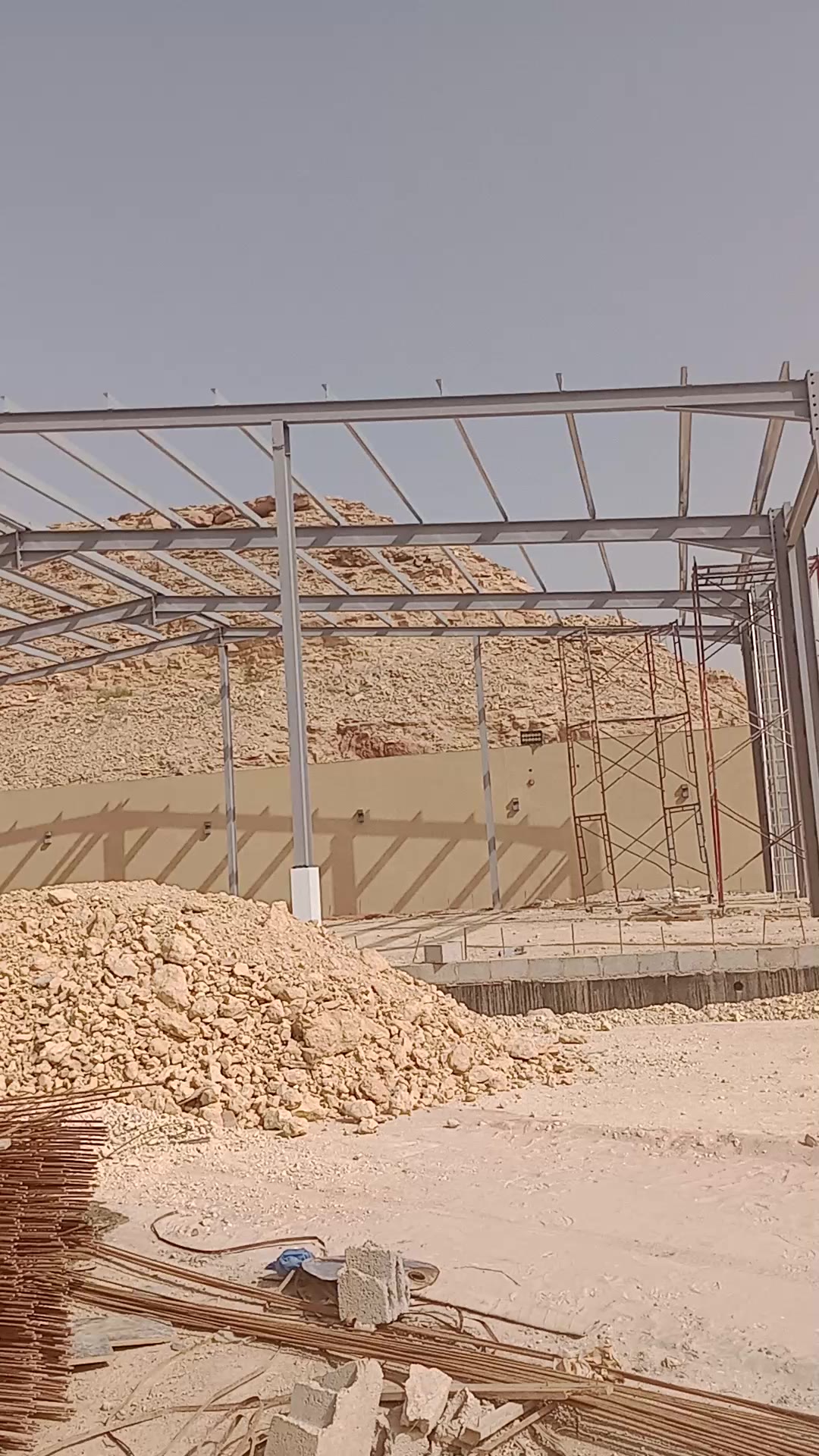 الهيكل الحديدي المتكامل في موقع المشروع
